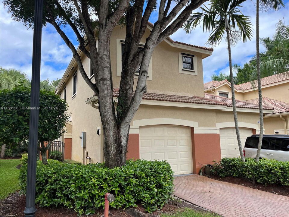 4207 Vineyard Cir in Weston, FL - Foto de edificio