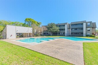 3025 Walnut Bend Ln in Houston, TX - Building Photo - Building Photo