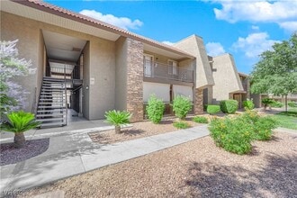 5242 River Glen Dr in Las Vegas, NV - Building Photo - Building Photo