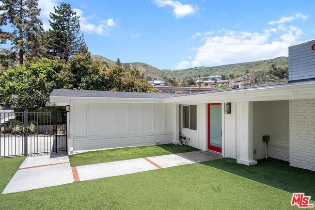 1300 Bienveneda Ave in Los Angeles, CA - Building Photo - Building Photo