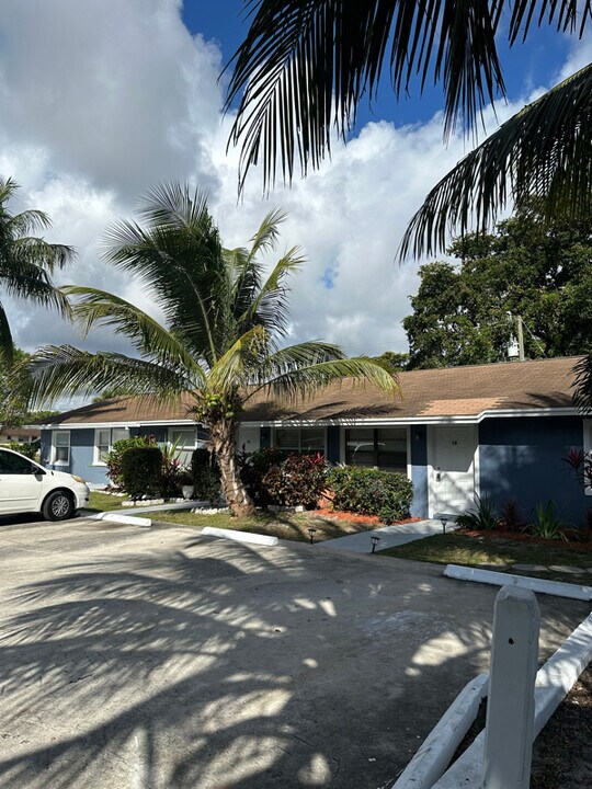 4810 Davis Rd, Unit 4818 in Lake Worth Beach, FL - Building Photo