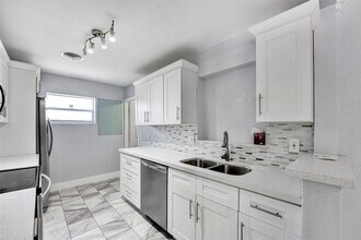 5261 NW 11th St in Lauderhill, FL - Building Photo - Building Photo