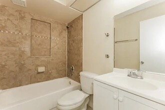 8515 Misty River Ct in Tampa, FL - Foto de edificio - Building Photo