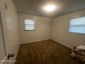 1662 Hawaii Dr E in Jacksonville, FL - Foto de edificio - Building Photo