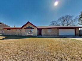 6002 Raza Rd, Unit Private in Pearland, TX - Building Photo