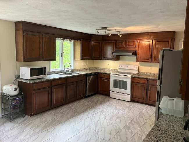 property at 5 Freeman Cir