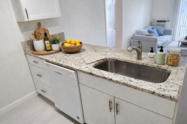 1100 Turner St, Unit Unit 104 in Clearwater, FL - Building Photo - Building Photo