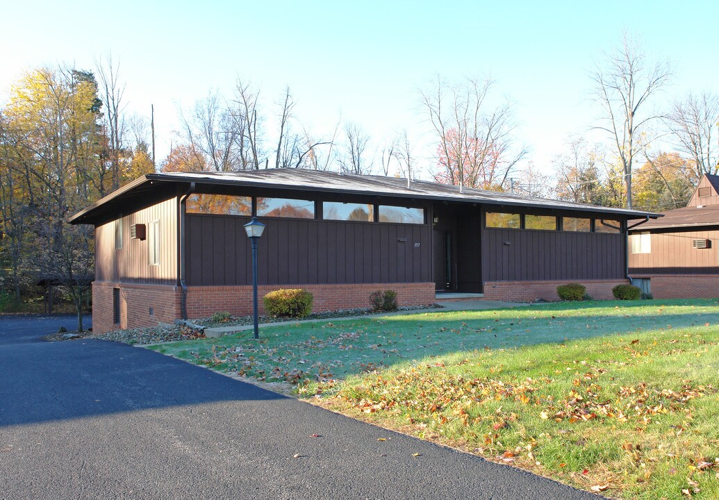 Serena Woods in Youngstown, OH - Foto de edificio