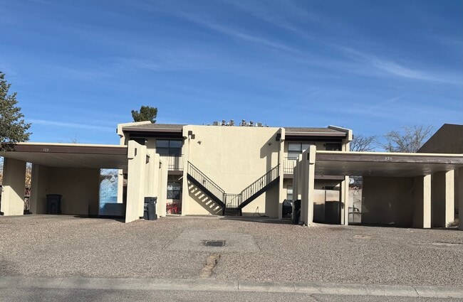 329 Geraldine Rd SE, Unit Apartment C in Rio Rancho, NM - Foto de edificio - Building Photo