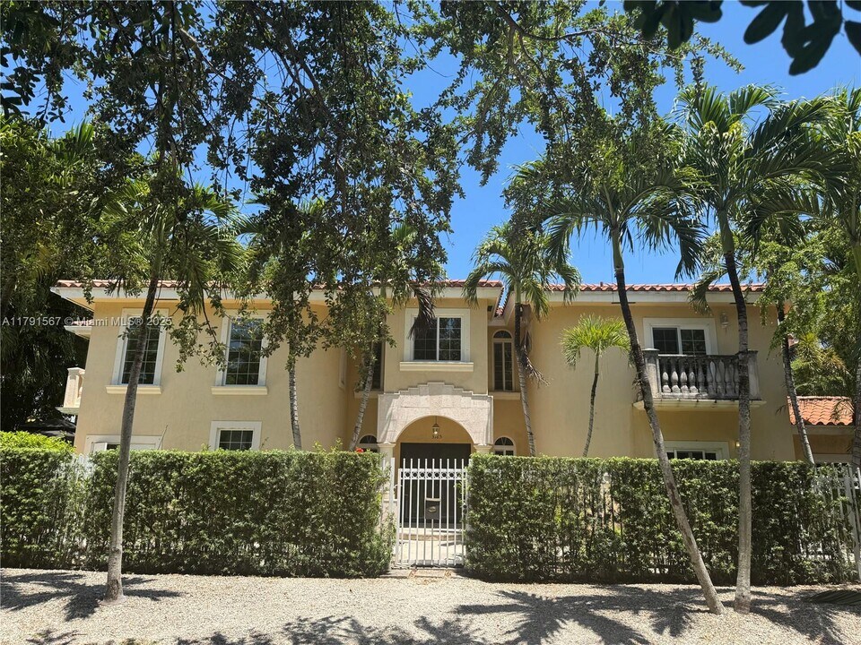 3185 Washington St in Miami, FL - Foto de edificio