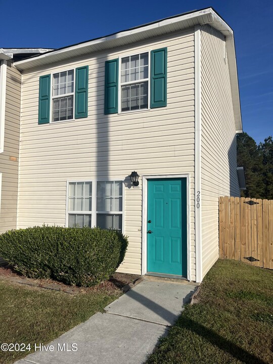 200 Pinegrove Ct in Jacksonville, NC - Building Photo