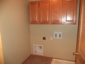 561 Yosemite Ave in Hartford, WI - Foto de edificio - Building Photo