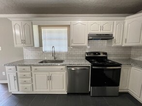 6408 NW Oak Ave in Lawton, OK - Foto de edificio - Building Photo