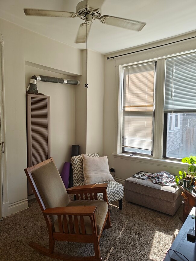 1032 W Taylor St, Unit 2r in Chicago, IL - Building Photo - Building Photo