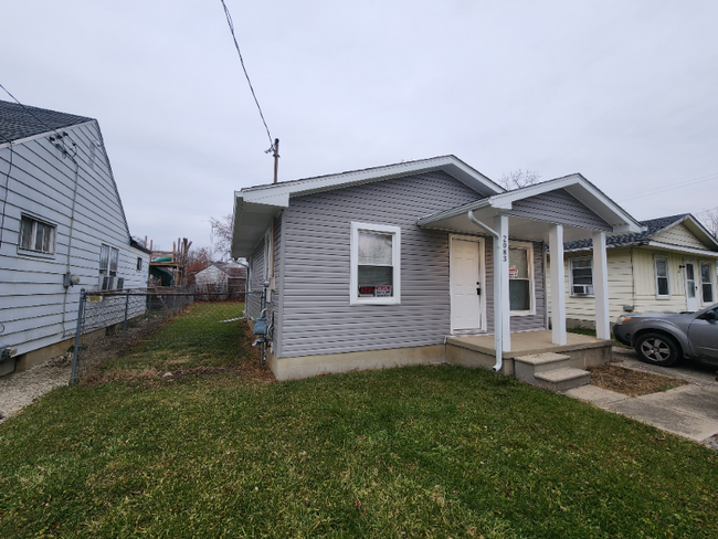 2083 E Schumacher St in Burton, MI - Building Photo - Building Photo