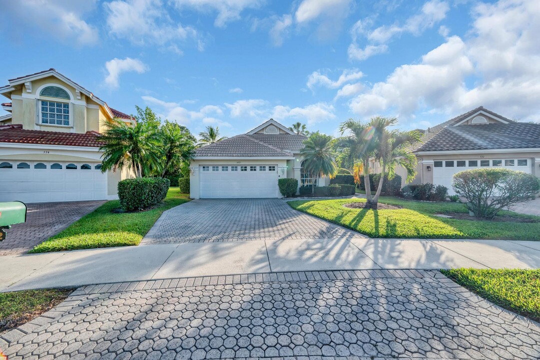 572 SW New Castle Cove in Port St. Lucie, FL - Building Photo