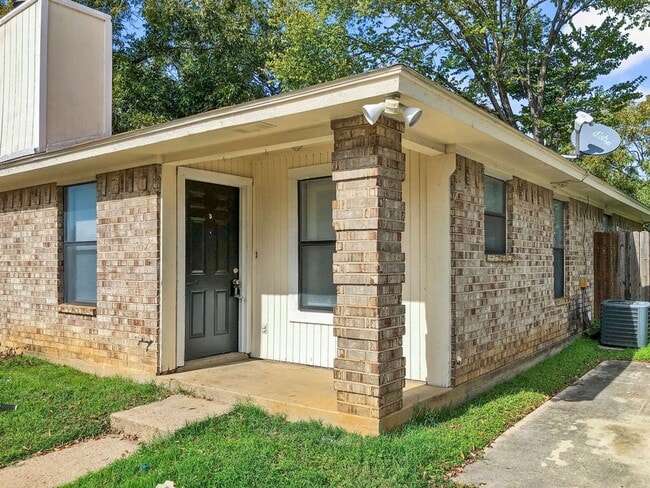 821 N Mesquite St in Arlington, TX - Building Photo - Building Photo
