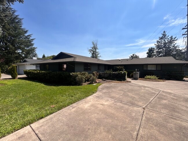 2100 Hobert St in Medford, OR - Building Photo - Building Photo
