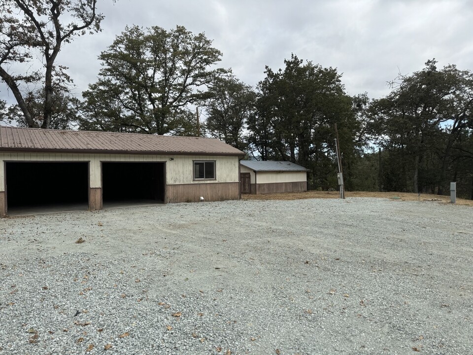 5251 Tiller Trail Hwy in Canyonville, OR - Building Photo