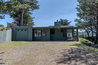 401 Griffin Ave in Pacifica, CA - Building Photo - Building Photo