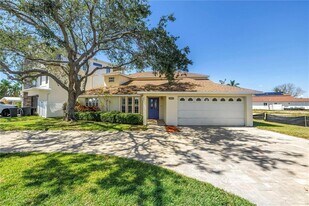 17601 Sterling Terrace in Redington Shores, FL - Building Photo