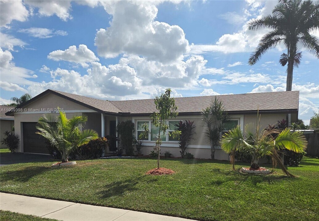 9804 NW 43rd St in Sunrise, FL - Building Photo