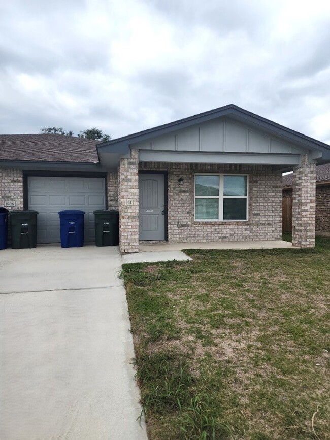 property at 1806 Castroville Trl