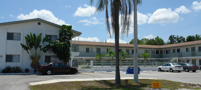 2909 Broadway in Ft. Myers, FL - Foto de edificio - Building Photo