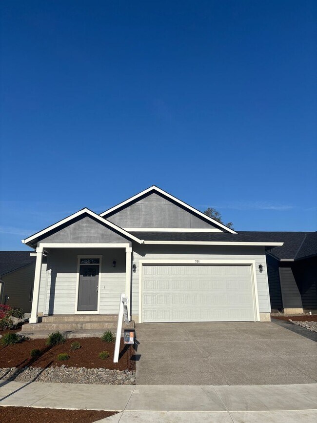 701 Tigerlily St in Silverton, OR - Building Photo - Building Photo