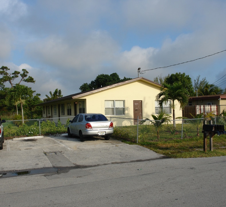 1431 SW 44th Ter in Fort Lauderdale, FL - Building Photo