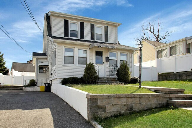 31 Riggs Pl in Locust Valley, NY - Building Photo - Building Photo
