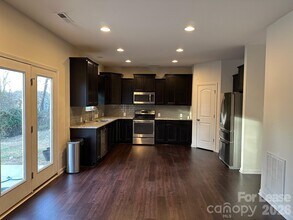 3317 Mortemer Ln in Charlotte, NC - Foto de edificio - Building Photo
