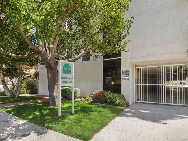 4262 Lindblade Drive, in Los Angeles, CA - Building Photo - Building Photo