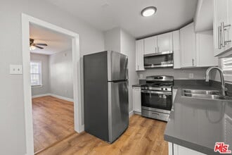 5724 La Mirada Ave in Los Angeles, CA - Building Photo - Building Photo