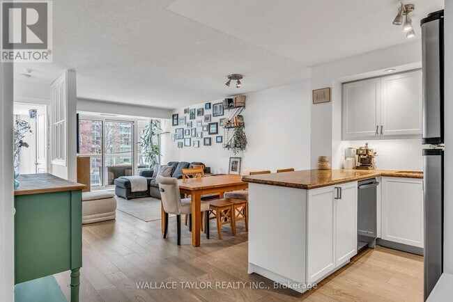 15-215 Stafford St