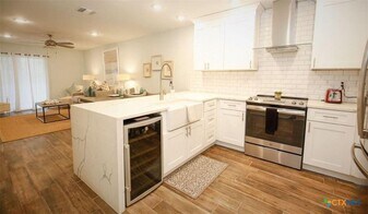 104 Cove E in Horseshoe Bay, TX - Building Photo