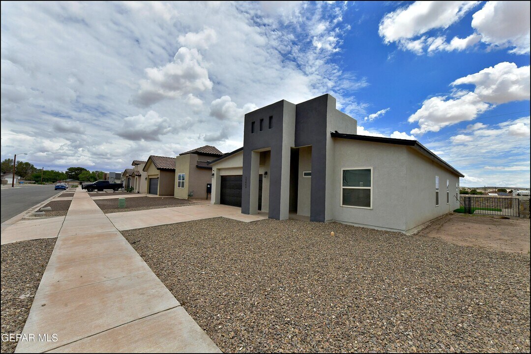 12049 Hidden Gdns in Socorro, TX - Building Photo