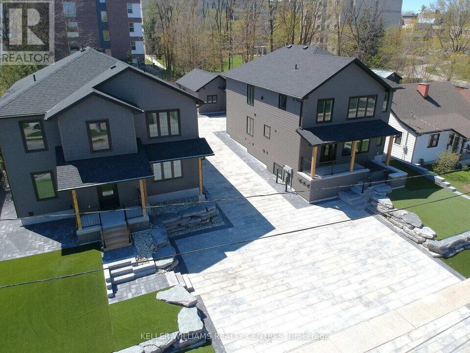 65 Holgate St in Barrie, ON - Building Photo