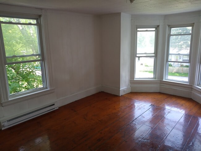 21 Pleasant St, Unit 2 in Upton, MA - Foto de edificio - Building Photo