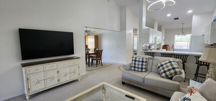 186 Pebble Shores Dr, Unit 204 in Naples, FL - Building Photo - Building Photo