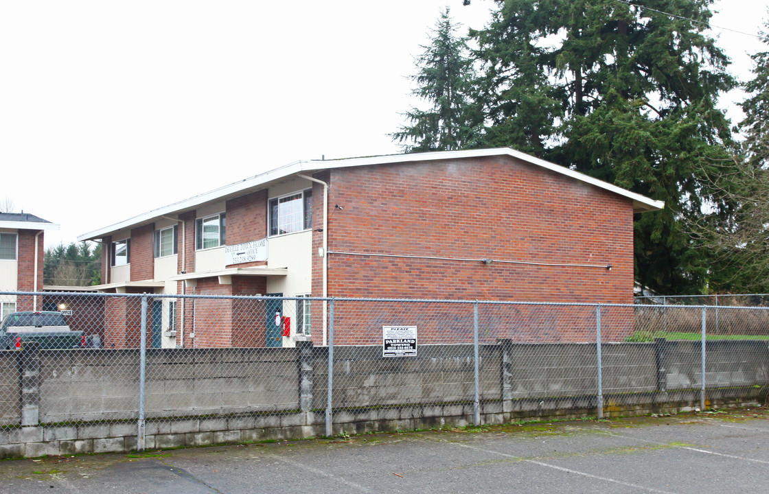 The DeVille Townhouses in Tacoma, WA - Building Photo