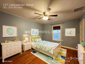 127 Larchmont Dr in San Antonio, TX - Foto de edificio - Building Photo
