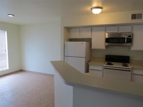 7200 W T C Jester Blvd-Unit -4 in Houston, TX - Building Photo - Building Photo