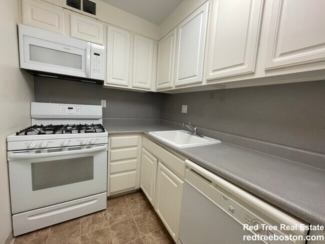 202 Freeman St, Unit #832 in Brookline, MA - Building Photo - Building Photo