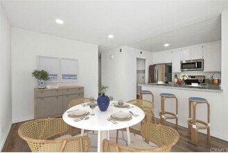 6 Moonrise Ct in Newport Beach, CA - Foto de edificio - Building Photo