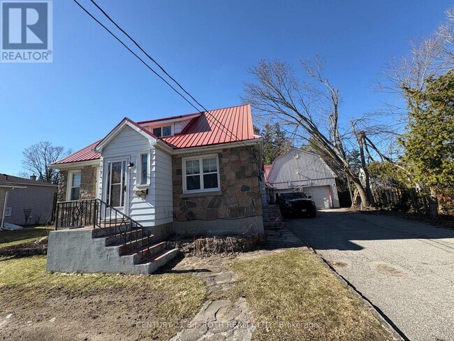 2216 Victoria St in Innisfil, ON - Building Photo - Building Photo