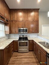 152 Navarro Xing, Unit 3B in Seguin, TX - Foto de edificio - Building Photo