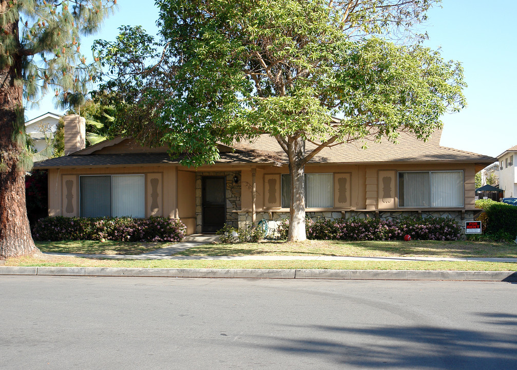 2637 W Aurora St in Santa Ana, CA - Building Photo