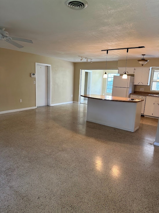 1560 Elizabeth Ln in Clearwater, FL - Building Photo - Building Photo