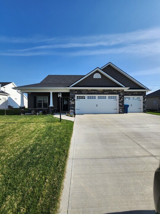 5600 Bear Creek Pass in Auburn, IN - Building Photo